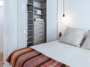 2 bedrooms, iron/ironing board, internet, bed sheets