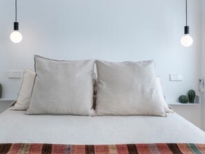 2 bedrooms, iron/ironing board, internet, bed sheets