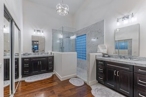 Douche, séchoir à cheveux, serviettes fournies