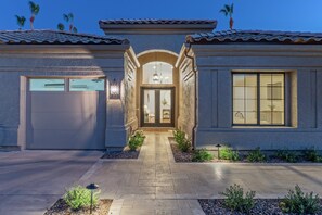 Exterior detail - Val Vista Lakefront Gem, Game Room, Htd Pool, Patio TV, Fire Pit, Kayaks, Bikes (Gilbert)