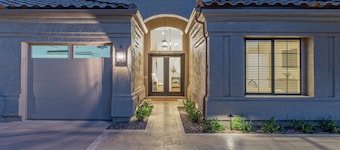 Val Vista Lakefront Gem, Game Room, Htd Pool, Patio TV, Fire Pit, Kayaks, Bikes