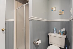 Een douche, een haardroger, handdoeken