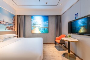 Quarto solteiro superior, sem janelas | Roupas de cama antialérgicas, edredons de pluma, escrivaninha