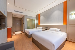 Habitación de lujo con 2 camas individuales, vistas a la ciudad | Ropa de cama hipoalergénica, edredones de plumas, escritorio
