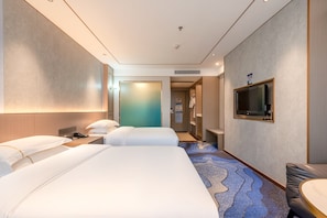 Habitación superior con 2 camas individuales, vista a la ciudad | Ropa de cama hipoalergénica, edredón y escritorio 