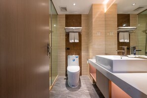 Quarto duplo superluxo, vista para a cidade | Banheiro | Produtos de toalete grátis, secador de cabelo, chinelos