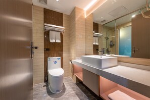 Quarto solteiro superior, sem janelas | Banheiro | Produtos de toalete grátis, secador de cabelo, chinelos