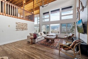 Smart TV, chimenea, futbolito y tenis de mesa