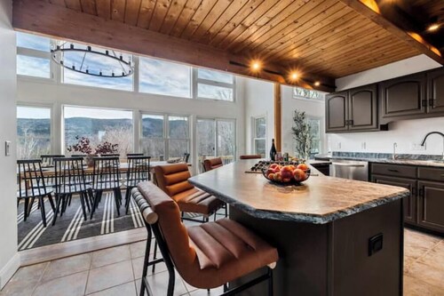 Luxury Ski Lodge w Hot Tub + Sauna Bartlett, NH