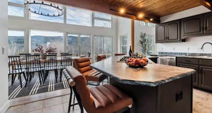 Luxury Ski Lodge w Hot Tub + Sauna Bartlett, NH