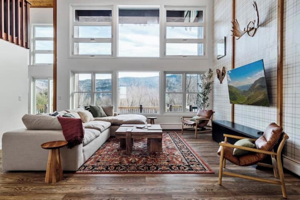 Smart TV, lareira, pebolim, mesa de pingue-pongue