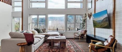 Smart TV, lareira, pebolim, mesa de pingue-pongue