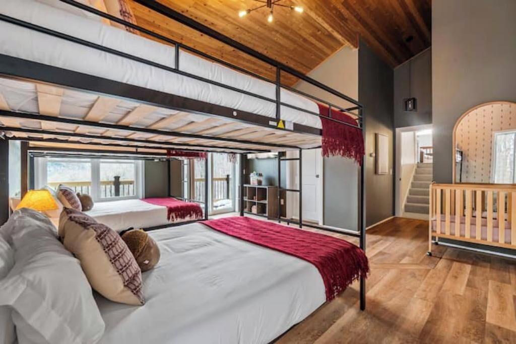 4 bedrooms, desk, iron/ironing board, travel cot