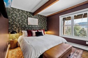 4 makuuhuonetta, työpöytä, silitysrauta/-lauta, vauvan matkasänky