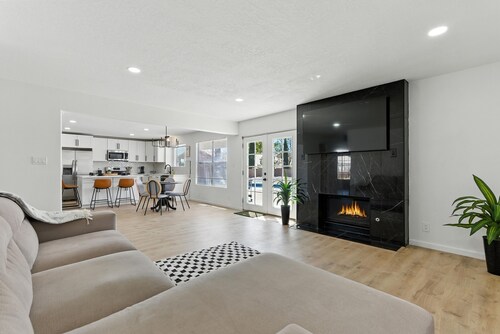 Luxury 4 Bedroom Private Home with Poolside Retreat