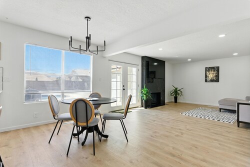 Luxury 4 Bedroom Private Home with Poolside Retreat