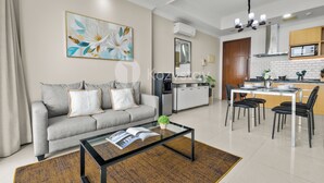 Uma sala de estar moderna com sofá, mesa de centro e área de jantar com cadeiras e mesa.