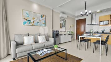 Apartamento, 2 quartos, vista para a cidade | Área de estar | TV de tela plana