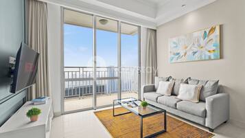 Apartamento, 2 habitaciones, vistas a la ciudad | Zona de estar | Una televisión de pantalla plana