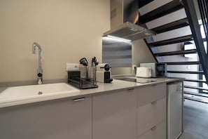 Réfrigérateur, micro-ondes, cafetière/bouilloire, grille-pain