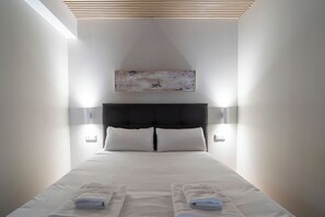 Tabla de planchar con plancha, cuna de viaje, wifi gratis y ropa de cama