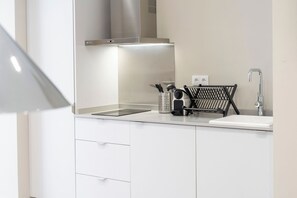Réfrigérateur, micro-ondes, cafetière/bouilloire, grille-pain