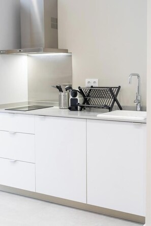 ثلاجة، ميكروويف، ماكينة لصنع القهوة/الشاي، محمصة خبز