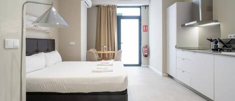 Fer et planche à repasser, lit parapluie, Wi-Fi gratuit, draps fournis