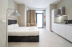 Een strijkplank/strijkijzer, reisbedje, gratis wifi, beddengoed