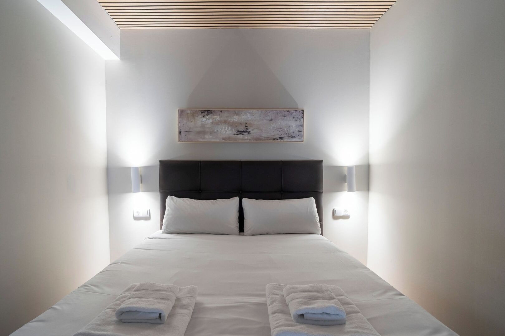 Een strijkplank/strijkijzer, reisbedje, gratis wifi, beddengoed