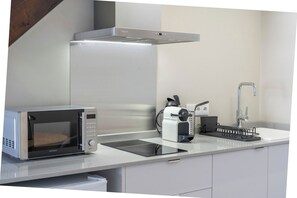 Refrigerador, microondas, cafetera y tetera y tostadora 