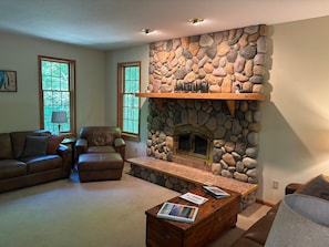 Smart TV, computer monitors - Spacious 4-bedroom house in beautiful Bellaire with Hot Tub, Pool Table (Bellaire)