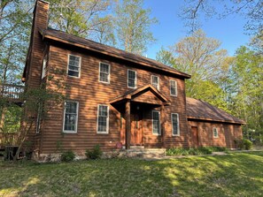 Exterior - Spacious 4-bedroom house in beautiful Bellaire with Hot Tub, Pool Table (Bellaire)