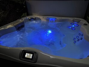 Outdoor spa tub - Spacious 4-bedroom house in beautiful Bellaire with Hot Tub, Pool Table (Bellaire)