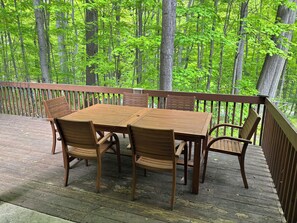 Outdoor dining - Spacious 4-bedroom house in beautiful Bellaire with Hot Tub, Pool Table (Bellaire)