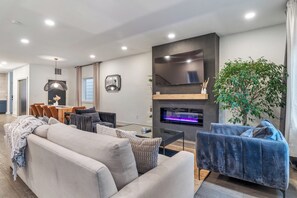 Living area - Sleeps 14 \ 2x Master King Bedrooms \ Unique rooftop \ Mins to Conv Center (Indianapolis)