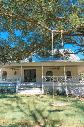 Terrace/patio - Roundtop show, Marburger Escape!  5 miles from downtown Roundtop! (Round Top)