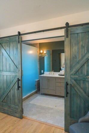 Shower, towels, soap, toilet paper - Roundtop show, Marburger Escape! 5 miles from downtown Roundtop! (Round Top)