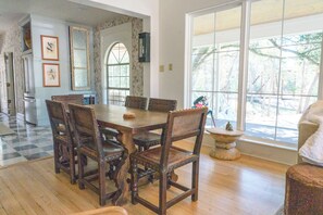 Dining - Roundtop show, Marburger Escape! 5 miles from downtown Roundtop! (Round Top)