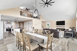 Dining - Modern 4-bedroom Country House in Stanley with A Big Sky View! (Stanley)