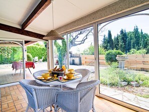 Outdoor dining - Villa Datcha by Interhome (Moissac-Bellevue)