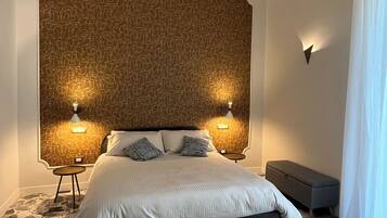 Habitación doble Deluxe, balcón, vista al patio | 1 habitación, cortinas blackout y wifi gratis