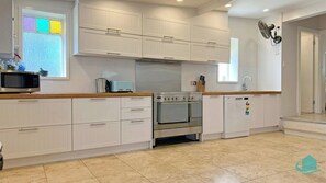 Een koelkast, een microgolfoven, een oven, een vaatwasser