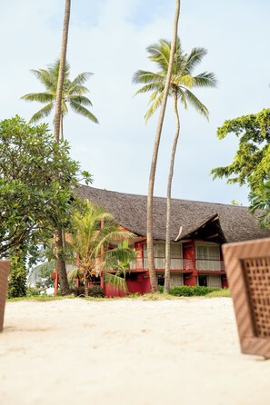 على الشاطئ، رمال بيضاء، الغوص بأنبوب التنفس، بار على الشاطئ