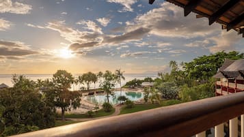 Alberca al aire libre, sombrillas en la alberca y camastros