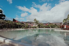 Outdoor pool, pool umbrellas, pool loungers - Tahiti Lagoon Resort (Punaauia)