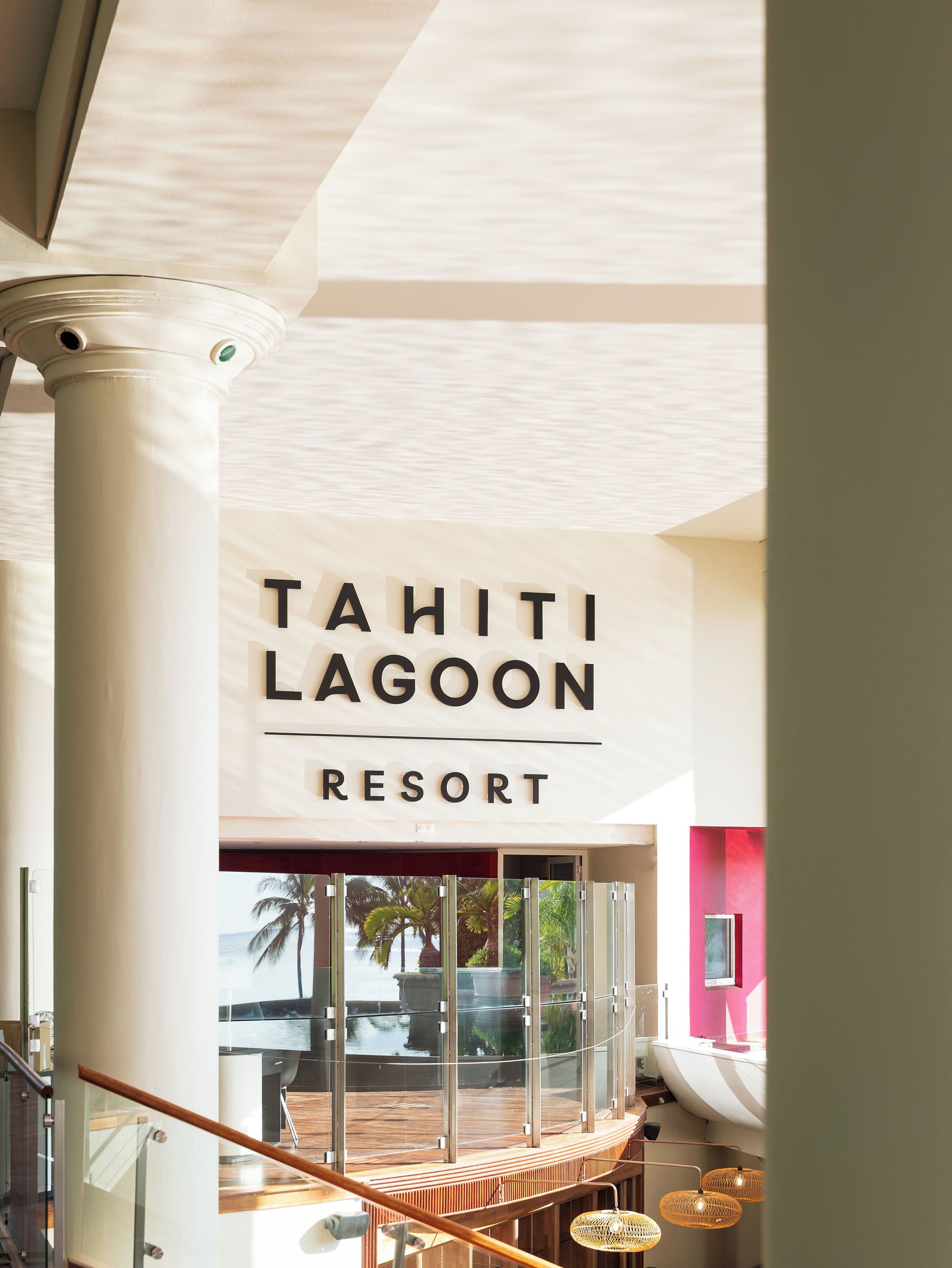 Une enseigne indiquant l’emplacement du Tahiti Lagoon Resort, avec une vue sur la zone de la piscine.