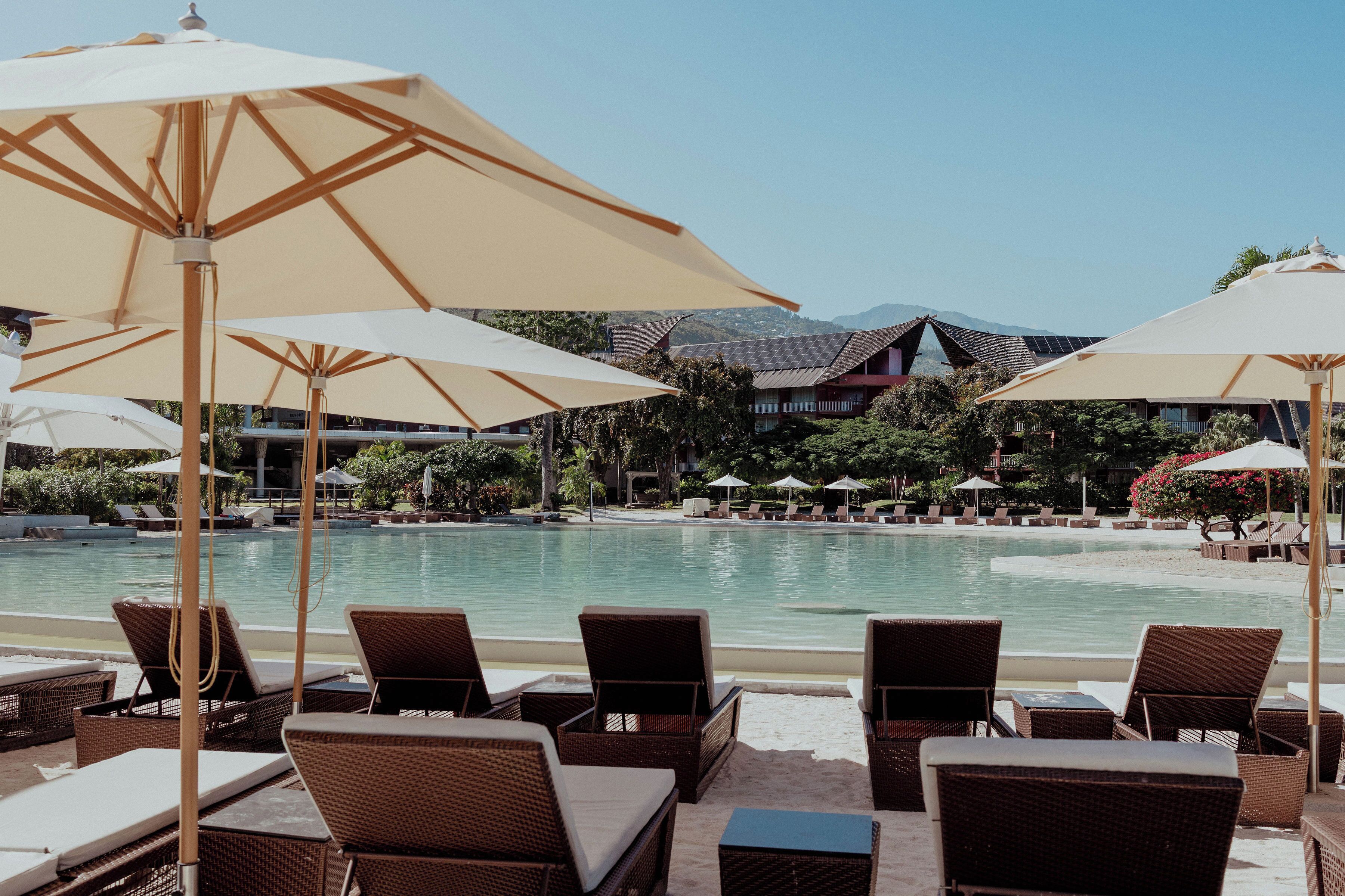 Piscine extérieure, parasols de plage, chaises longues