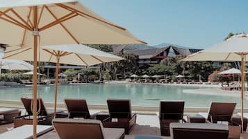 Piscine extérieure, parasols de plage, chaises longues