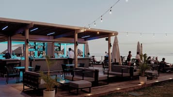 2 barer/lounger, bassengbar og strandbar